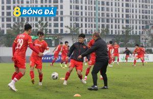 HLV Park Hang-seo (phải) và các học trò trong buổi tập