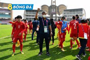 HLV Mai Đức Chung ăn mừng sau khi Việt Nam giành suất dự World Cup nữ 2023