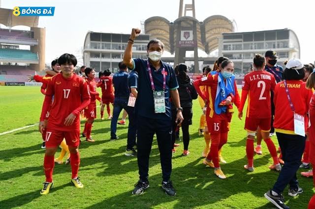 HLV Mai Đức Chung ăn mừng sau khi Việt Nam giành suất dự World Cup nữ 2023