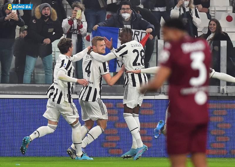 Từ quả phạt góc bên trái của Juan Cuadrado, De Ligt chọn vị trí đánh đầu chuẩn xác ở góc hẹp để tung lưới Torino