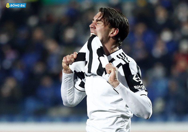 Dusan Vlahovic bỏ lỡ cơ hội mở tỷ số cho đội khách với cú sút bị cản phá ở phút thứ 3 và pha đánh đầu chệch mục tiêu ở phút 12.