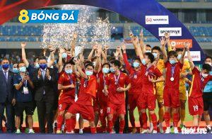 Các cầu thủ Việt Nam ăn mừng sau khi giành cúp vô địch U23 Đông Nam Á