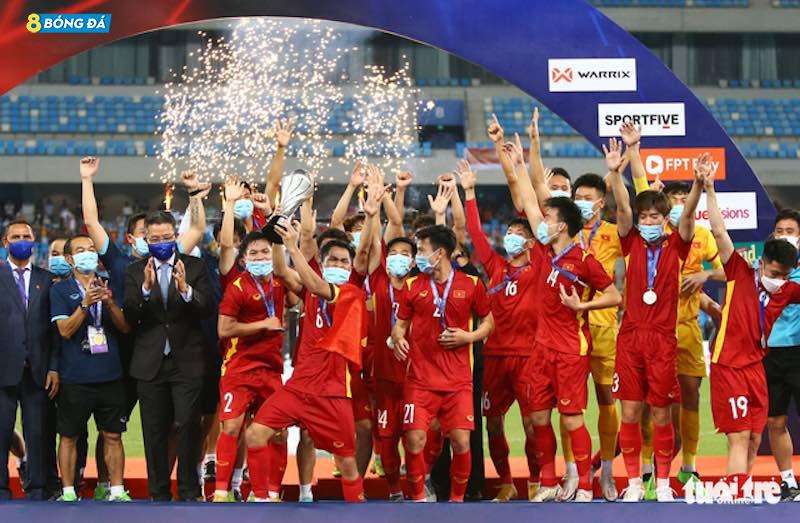 Các cầu thủ Việt Nam ăn mừng sau khi giành cúp vô địch U23 Đông Nam Á