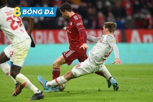 Với lợi thế sân nhà, Bayern đẩy tốc độ trận đấu lên rất cao ngay sau tiếng còi khai cuộc