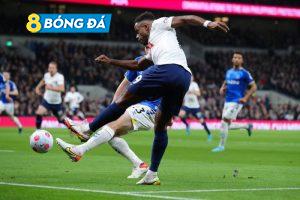 Bàn phản lưới nhà ngay phút 14 báo hiệu trận đấu không suôn sẻ với Everton. Từ cánh trái, Ryan Sessegnon căng ngang cho Harry Kane
