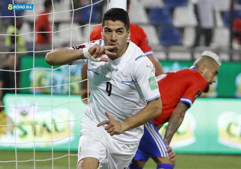 Suarez ăn mừng bàn thắng vào lưới Chile