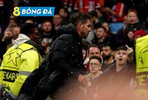 HLV Simeone bị cổ động viên MU chế giễu