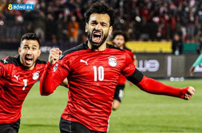 Salah tiếp tục sắm vai người hùng của Ai Cập. Ở vòng loại World Cup 2022, anh đã có hai bàn thắng và một kiến tạo sau 7 trận