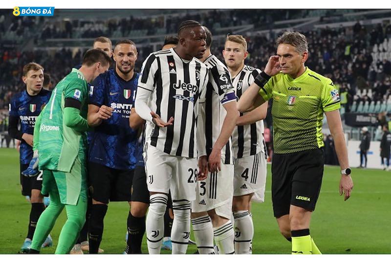 Tranh cãi dữ dội nổ ra trong trận đấu giữa Juventus và Inter Milan 