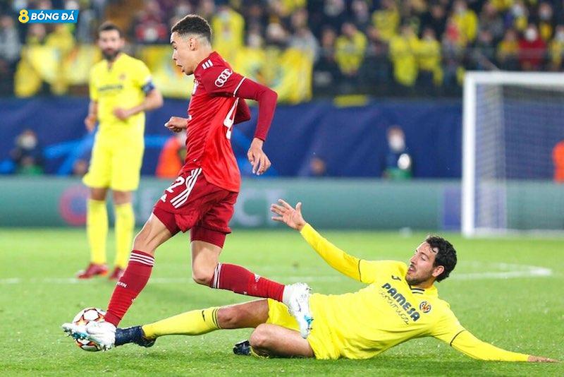 Các cầu thủ Villarreal (áo vàng) không ngại lăn xả tranh chấp bóng với đối thủ.