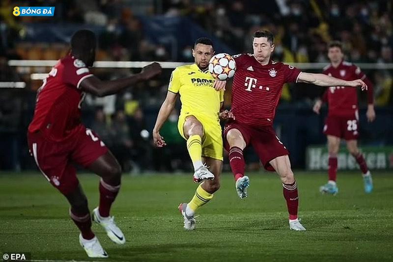 Tiền đạo Lewandowski chơi mờ nhạt trong suốt trận đấu khi bị các cầu thủ Villarreal thường xuyên theo kèm.