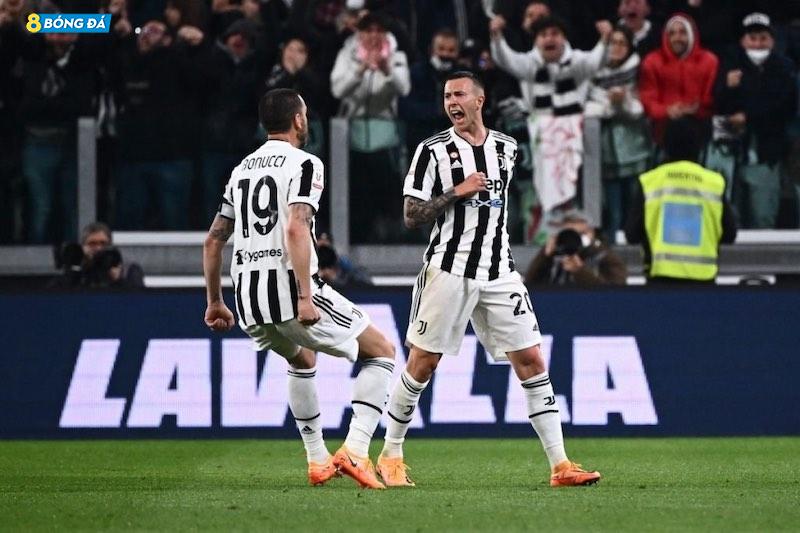 Nắm lợi thế trong tay, Juventus thi đấu thoải mái và có bàn mở tỷ số ở phút 32 nhờ công của Federico Bernardeschi.
