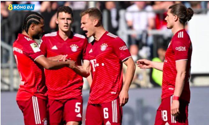 Cầu thủ Bayern mừng bàn của Gnabry (trái) trước chủ nhà Bielefeld ở Bundesliga hôm 17/