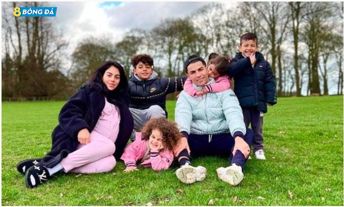 Ảnh chụp gia đình Ronaldo và bạn gái Georgina Rodriguez, cùng bốn con Cristiano Jr, Eva, Mateo và Alana hôm 3/4