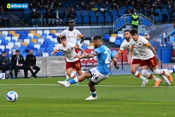 Insigne đá phạt đền mở tỷ số ở phút 11 cho Napoli