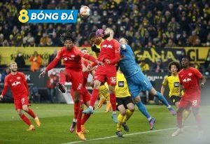 Konrad Laimer - Christopher Nkunku đã hủy diệt hàng phòng ngự đội chủ nhà. Phút 21, Nkunku kiến tạo cho Laimer lập công bằng pha chọc khe xé toang hàng phòng ngự Dortmund.