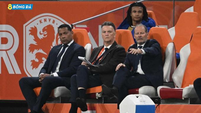 Van Gaal (giữa) sẽ tiếp tục nắm tuyển Hà Lan đến hết World Cup 2022 tháng 12 tới