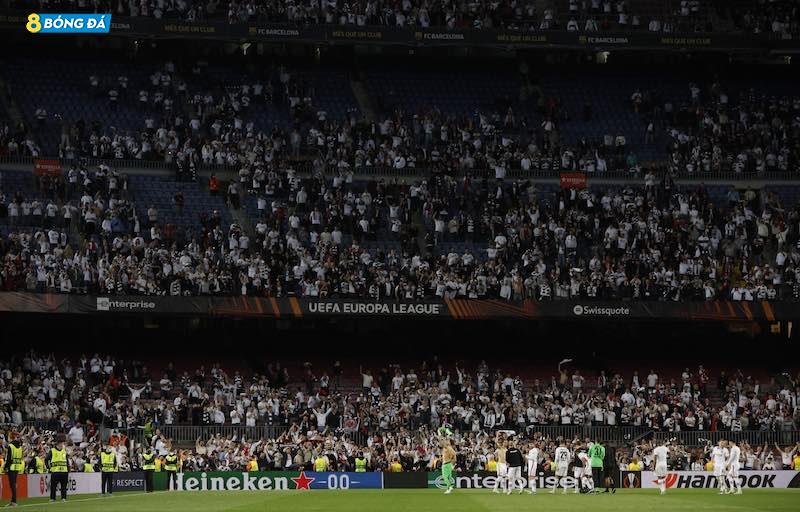 Số lượng CĐV mặc áo trắng của Frankfurt áp đảo các CĐV Barca trên khán đài sân Camp Nou rạng sáng nay