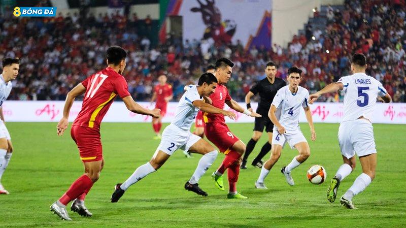 Pha tranh bóng giữa các cầu thủ U23 Việt Nam và các cầu thủ U23 Philippines (áo trắng).