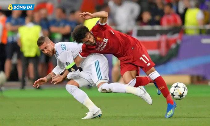 Salah bị Ramos khoá tay, dẫn tới chấn thương trong trận Liverpool thua Real 1-3 ở chung kết Champions League 2018