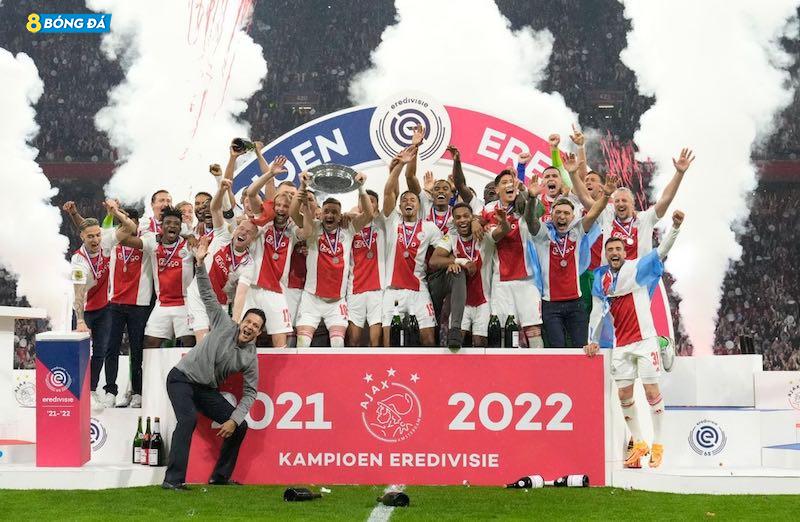 Ajax giành chức vô địch quốc gia thứ hai liên tiếp, thứ 36 trong lịch sử và thứ 7 trong 11 mùa gần nhất.