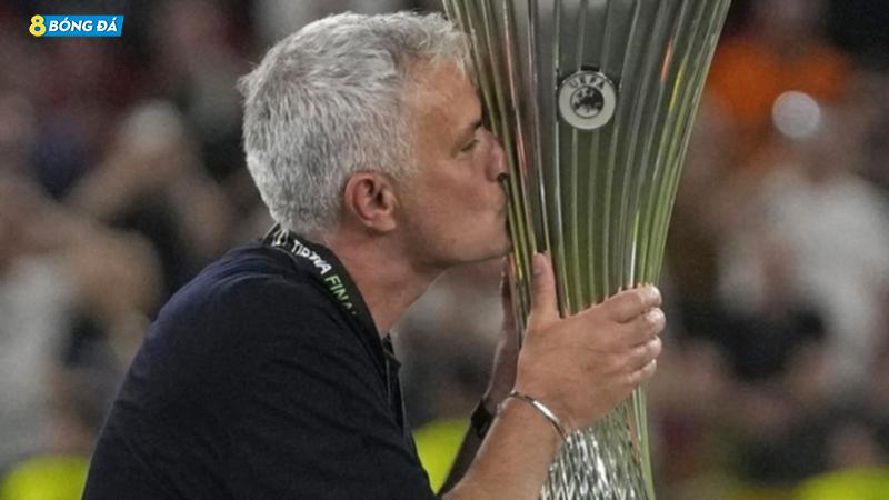 Mourinho trở thành HLV đầu tiên vô địch cả 3 giải đấu cúp của UEFA (Champions League, Europa League và Conference League).