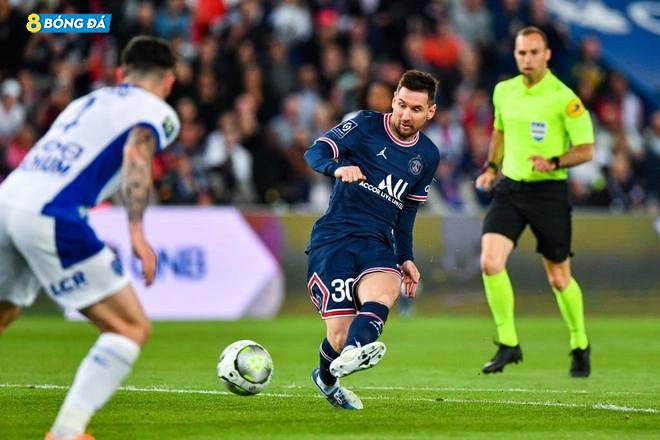 Messi lập kỷ lục sút trúng khung gỗ ở Ligue 1
