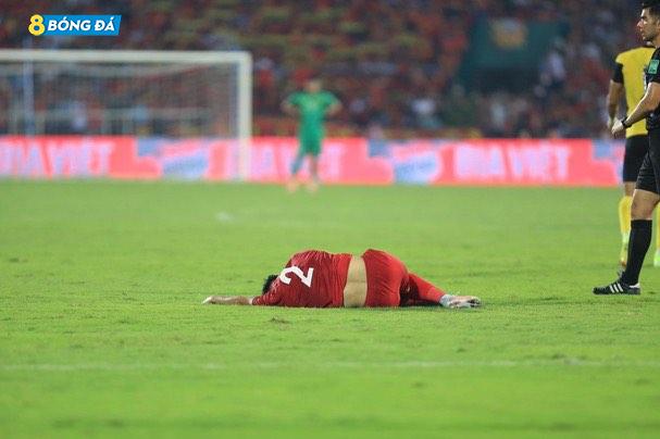 Văn Xuân chấn thương nghiêm trọng sau pha va chạm với cầu thủ U23 Malaysia