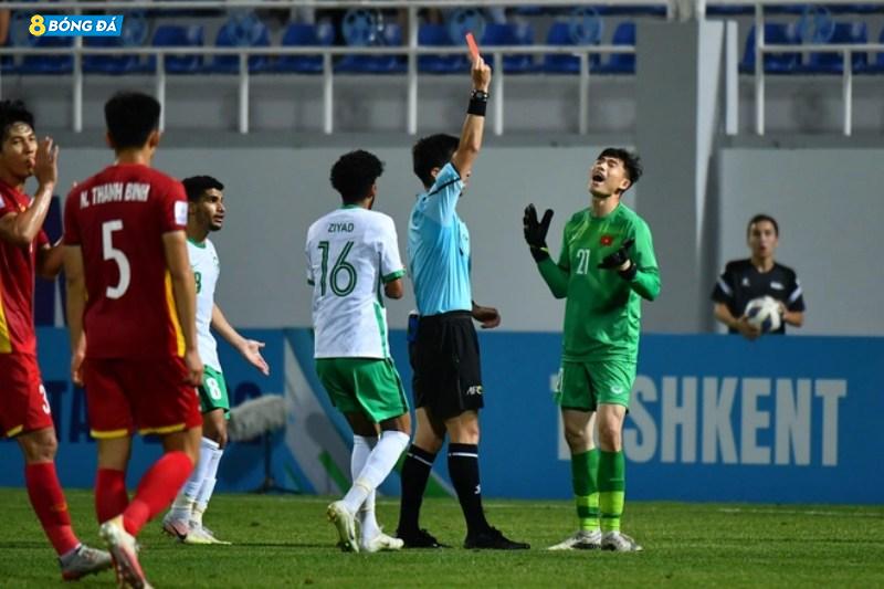 Thủ môn U23 Việt Nam bị đuổi sau pha phạm lỗi với cầu thủ U23 Ả Rập Saudi