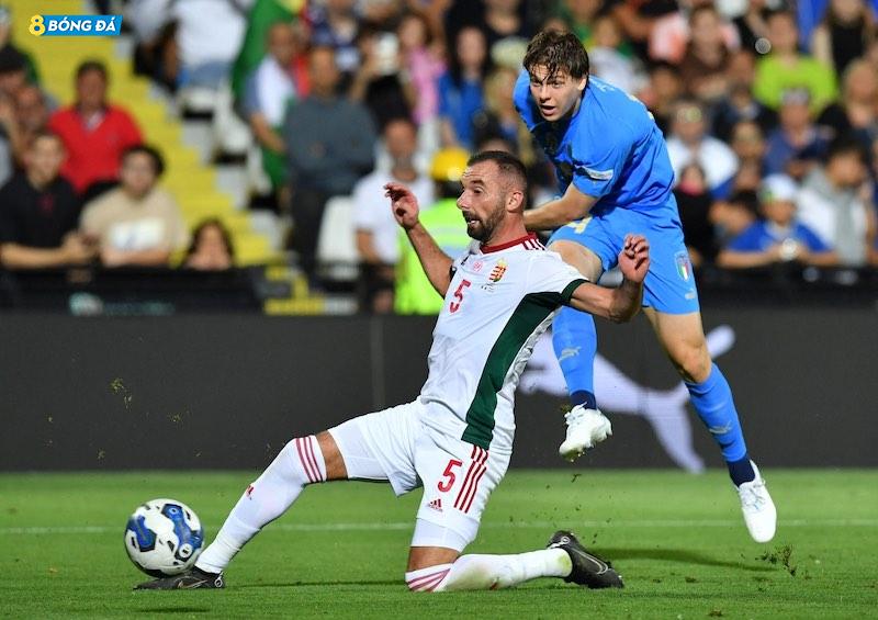 ĐT Italia đánh bại ĐT Hungary 2-1 để tạm thời vươn lên dẫn đầu bảng A3