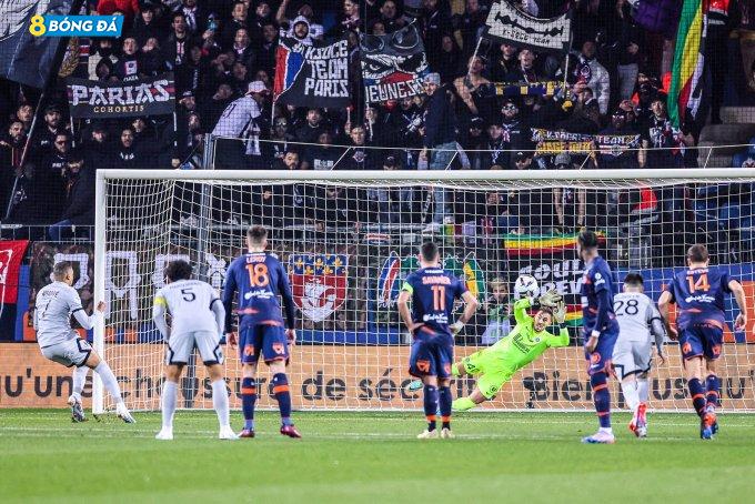 Mbappe hai lần sút hỏng 11m