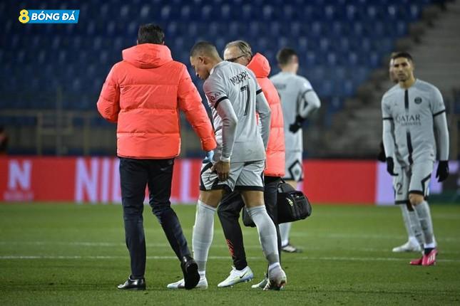 Mbappe tập tễnh rời sân sau pha va chạm với Leo Leroy
