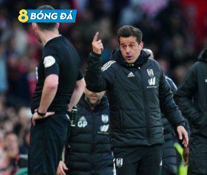 Cả cầu thủ và HLV Fullham nhận thẻ