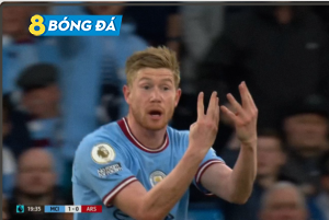 Kevin De Bruyne ra hiệu bằng ngôn ngữ cơ thể
