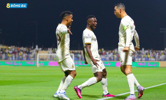 Ronaldo thực hiện thành công quả phạt đến giúp Al Nassr dẫn trước 1-0