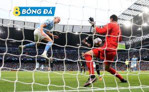 Courtois cản phá pha đánh đầu cận thành của Haaland